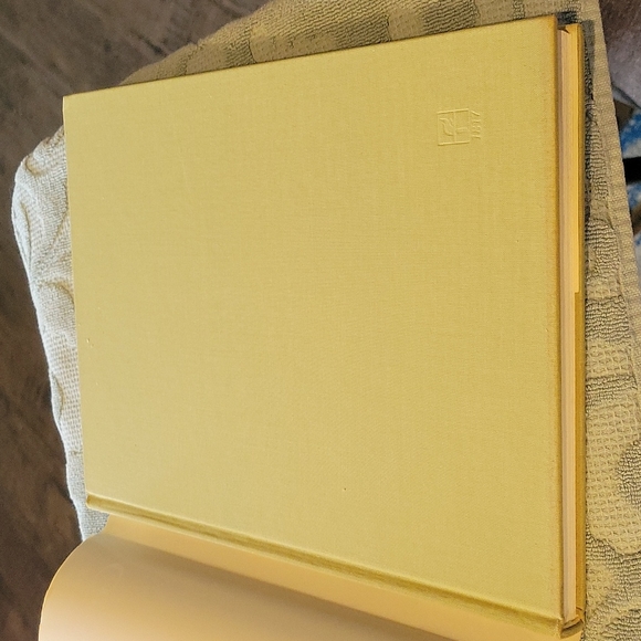 Book,Flower,"Growing Fragrant  Flowers" Lg.Coffee table book.Like NEW - Picture 2 of 16